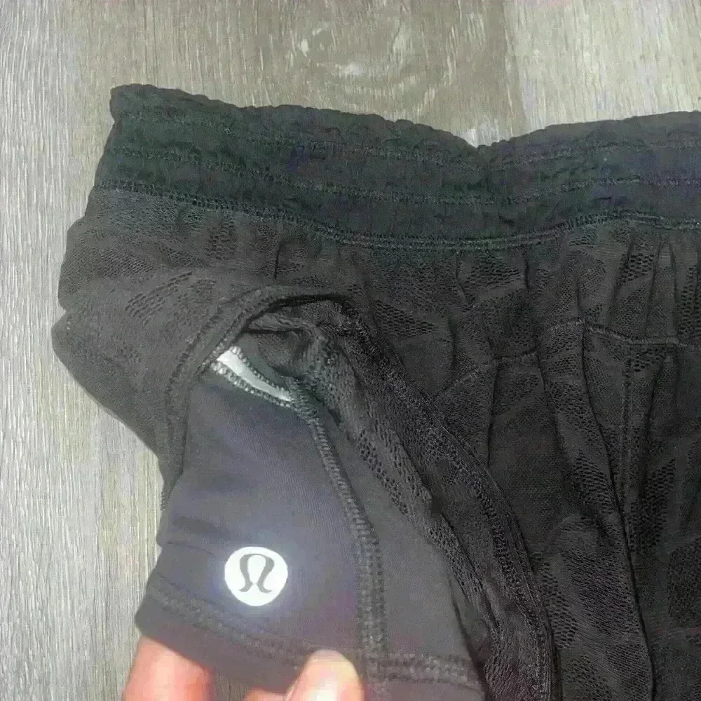 Lululemon City Sky Run By Short-Black-size 10